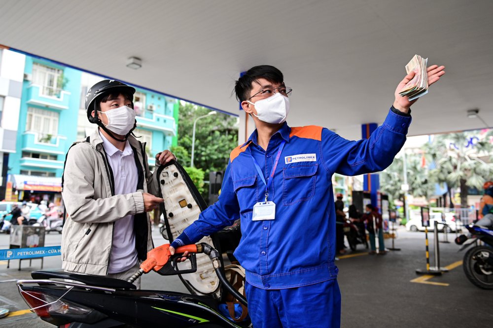 Giá xăng dầu hôm nay 16/8: Thế giới tăng mạnh, trong nước giảm