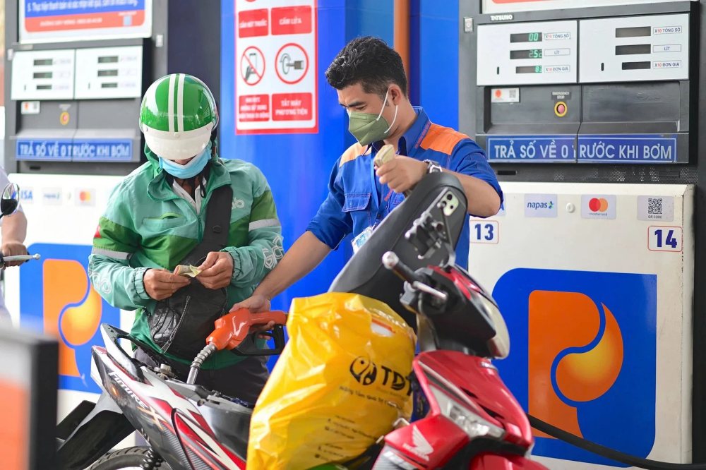 Giá xăng dầu hôm nay 30/8: Tiếp đà đi xuống