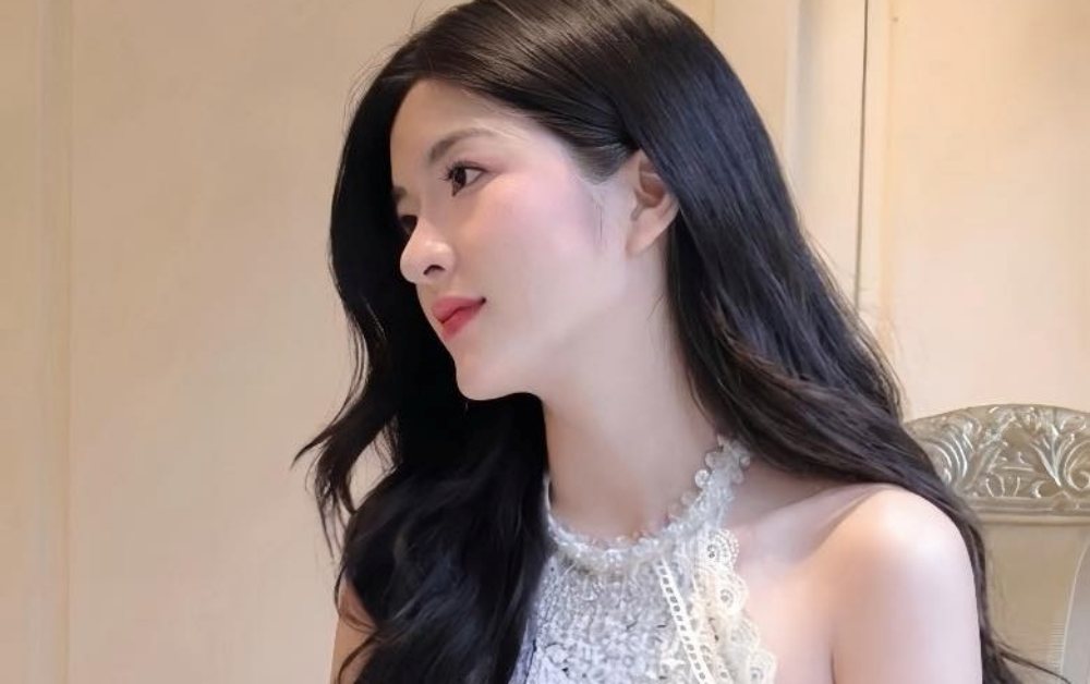 Cô giáo xinh đẹp ngẫu hứng biểu diễn ảo thuật ngay trên lớp, khiến học sinh “vỡ òa” thích thú