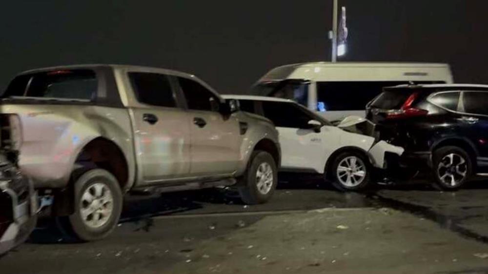 Tai nạn liên hoàn trên cầu Nhật Tân, hướng đi sân bay Nội Bài ùn tắc