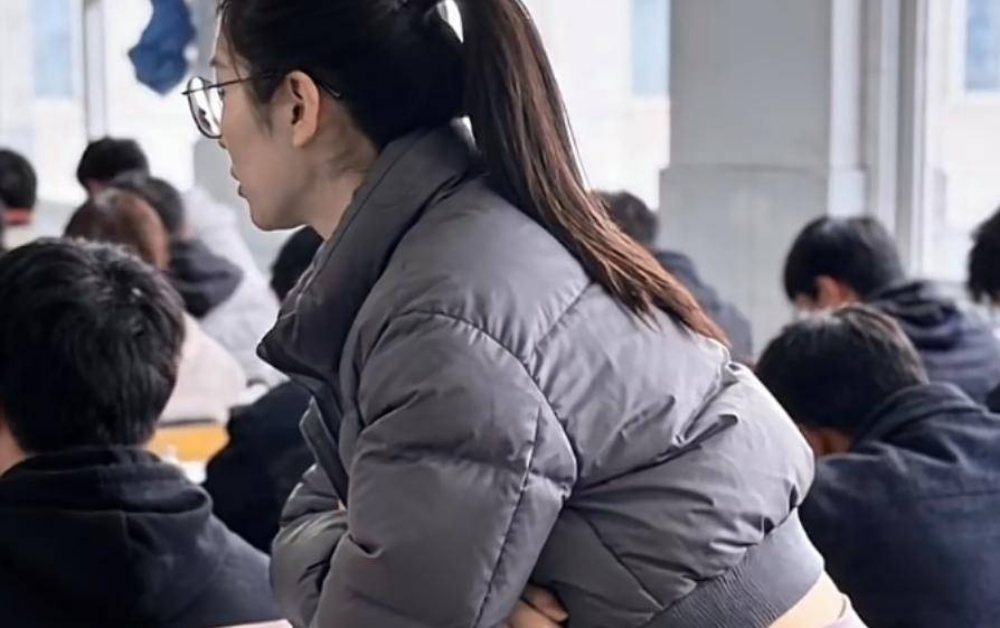 Bục giảng biến thành “sàn diễn”: Nữ giáo viên Trung Quốc gây tranh cãi vì trang phục