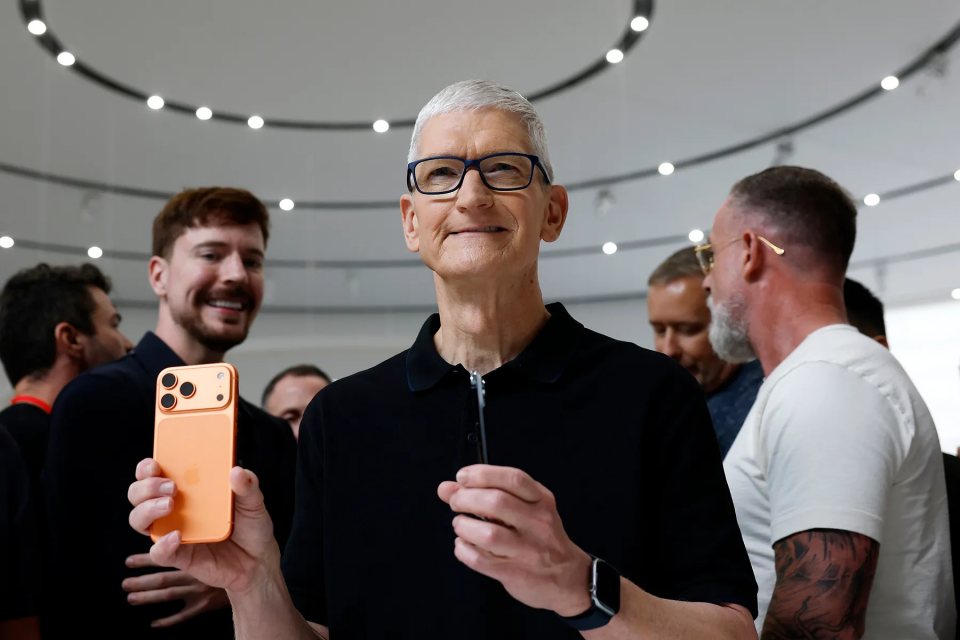 Tim Cook rời ghế CEO Apple sau gần 15 năm: John Ternus kế nhiệm, mở ra kỷ nguyên mới