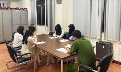 Ca sĩ TTL cùng một nam nhân chuẩn bị xuất cảnh sang Sing, thì bị ngăn chặn và xác định là "sex tour"?