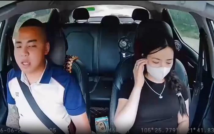 Đoạn video đang viral: Tài xế ôm “túi khí”, cô gái cầm “cần số” trong ô tô