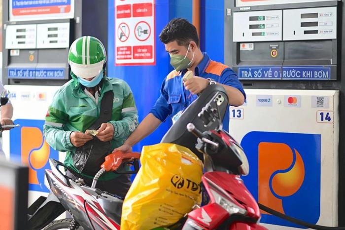 Giá xăng dầu hôm nay 30/8: Tiếp đà đi xuống