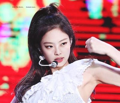 3 Mẹo Đơn Giản Giữ Makeup Lâu Trôi và Tóc Bồng Bềnh Cho Các Idol Hàn