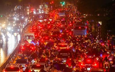 Mưa lớn đúng giờ tan tầm, Người Hà Nội vât vả vượt ùn tắc "tìm đường" về nhà