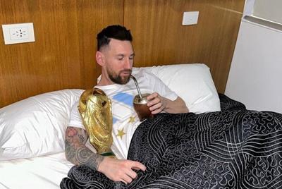 Bí mật trong cốc "nước thần" khiến Messi mê mệt, vừa ôm cúp vừa thưởng thức