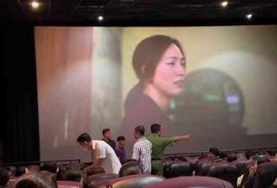 Đang xem “Mai” lúc gây cấn thì bất ngờ công an ập vào điều tra, nhiều bạn trẻ xanh tái mặt