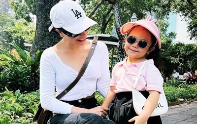 Á hậu nổi tiếng giấu chuyện mang thai, chín giờ tối mới dám ra đường: Giờ dạy con gái cực khéo