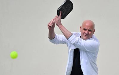 Huyền thoại tennis Andre Agassi trở thành VĐV Pickleball chuyên nghiệp