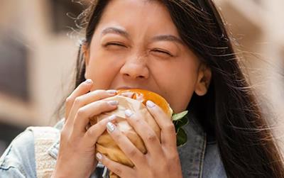 Bị người yêu đá, cô gái ăn 4kg thực phẩm để trả thù và suýt vỡ dạ dày