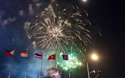 TP. Hồ Chí Minh rực rỡ pháo hoa mừng 51 năm thống nhất đất nước