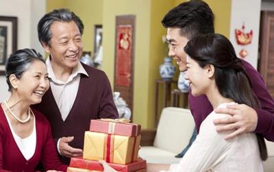 Cách chọn quà Tết biếu bố mẹ tinh tế và thiết thực