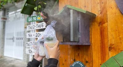 Quán trà sữa “hướng nội” ở Đồng Tháp gây sốt: Chỉ thấy “bàn tay bí ẩn” đưa đồ uống qua ô cửa