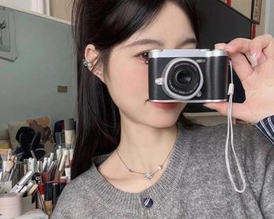 Giả vờ né camera để làm gì?