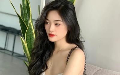 Hoa hậu Yến Nhi nói về hình ảnh "sành điệu" dù mẹ bán vé số