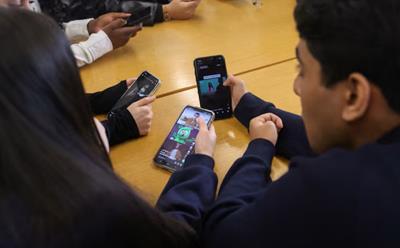 Châu Âu siết chặt trẻ em dùng mạng xã hội