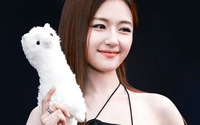 Chỉ cần mỹ nhân này cười thì băng vạn năm cũng tan chảy: Đẹp say đắm lòng người, Google cũng hết từ để khen