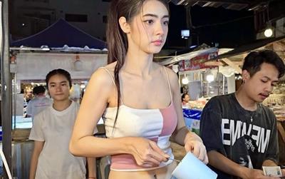 Hot girl bán trứng chiên ở chợ đêm Lào gây sốt