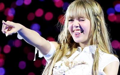 Lisa gây sốt với tạo hình ‘‘búp bê sống’’
