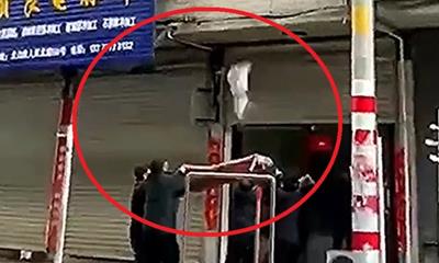 Full Clip người đi đường chung tay đỡ bé rơi từ tầng 4 gây sốt dân mạng