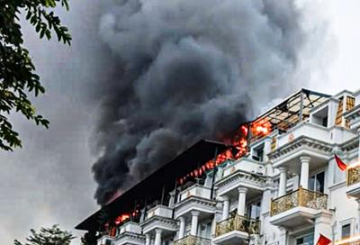 Lửa đỏ rực bao trùm dãy biệt thự liền kề ở Hà Nội