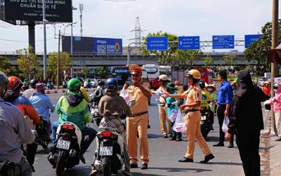 Về quê nghỉ lễ, bất ngờ CSGT thổi lại tặng quà