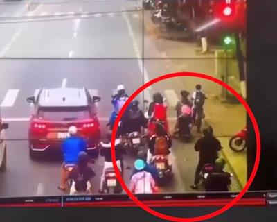 Huế: Taxi đâm liên hoàn nhiều xe máy, khiến 5 người phải nhập viện