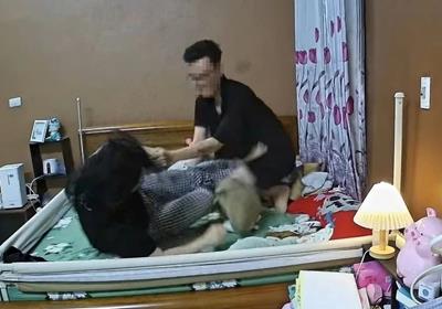 Clip gây bức xúc nhất lúc này: Chồng bạo hành vợ mới sinh con 5 tháng 'như kẻ thù'