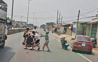 Người đàn ông bị đánh gục nghi do va chạm giao thông ở Tây Ninh