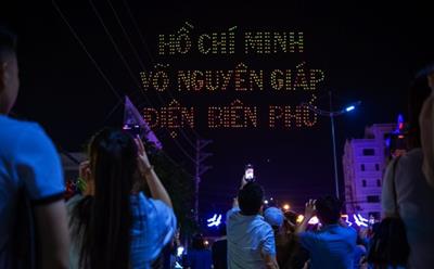 Bầu trời Điện Biên rực rỡ với màn "xếp hình" của 700 drone phát sáng, người dân và du khách thích thú quay lại từng "ngốc ngách"