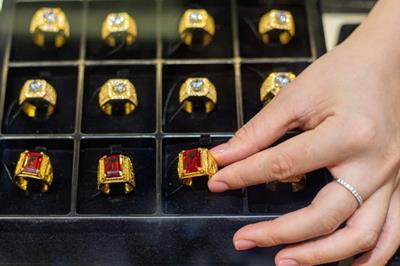 Giá vàng hôm nay 19/3: Vàng miếng và vàng nhẫn đồng loạt giảm gần 5 triệu đồng/lượng