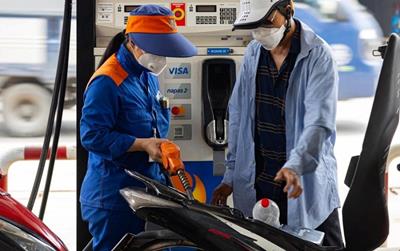Giá xăng có thể giảm tiếp trong kỳ điều hành ngày mai