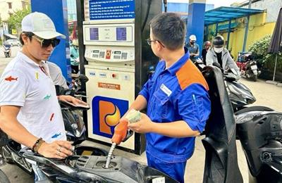 Giá xăng trong nước có thể giảm 150 đồng/lít
