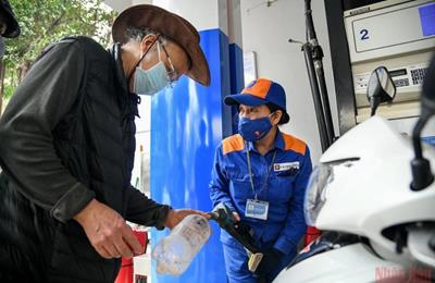 Giá xăng đồng loạt tăng hơn 400 đồng/lít