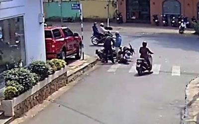 Truy tìm 2 người đá tới tấp vào mặt thanh niên sau va chạm giao thông