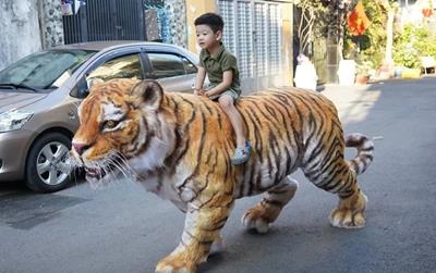 Mô hình hổ sống động như thật, xôn xao hẻm nhỏ TP.HCM