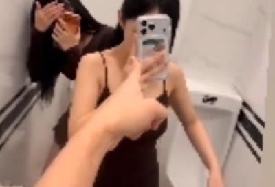 Rộ clip gần 2 phút của 2 TikToker bị nghi quay lén trong WC