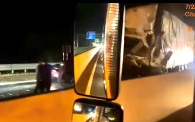 TN trên cao tốc Phan Thiết - Dầu Giây, tài xế mắc kẹt trong cabin