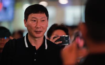 HOT: HLV Kim Sang-sik có mặt tại Việt Nam, xuất hiện chưa đầy 1 phút, phong cách thời trang ấn tượng