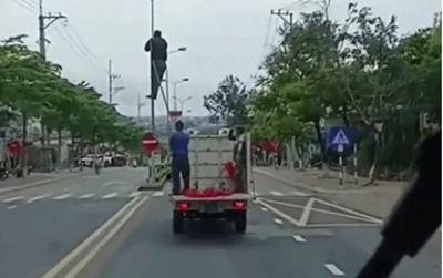 Xôn xao clip xe biển xanh chở người "làm xiếc" trên quốc lộ, cảnh sát chính thức vào cuộc