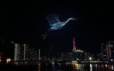 'Mãn nhãn' màn trình diễn ánh sáng của 1.100 drone đêm bế mạc Lễ hội sông nước TP.HCM