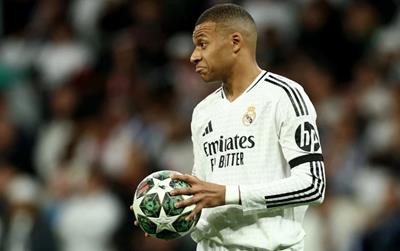 CĐV PSG chế nhạo Mbappe
