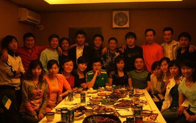 Đi họp lớp cấp 3, tôi âm thầm thanh toán toàn bộ tiền tiệc rồi về sớm: Nào ngờ lại bị bạn cũ chỉ trích, tôi ngậm ngùi nhận ra 2 sự thật "sâu" cay!