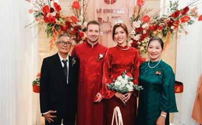 Minh Tú lần đầu đăng ảnh lễ ăn hỏi tổ chức kín tiếng, khoảnh khắc bên người cha quá cố đầy xúc động