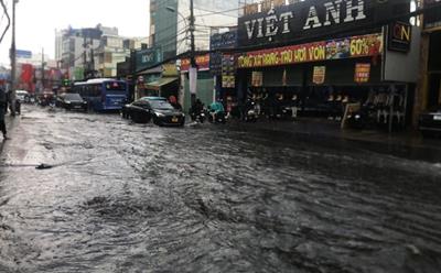 TP HCM: Mưa lớn nhất trong những ngày qua, đường ngập như sông, nhiều xe chết máy