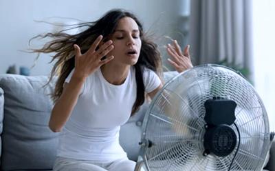 Vì sao ngày nắng nóng bật quạt càng to càng nóng bức?