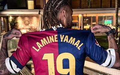 Neymar gây chú ý khi khoác áo Barcelona