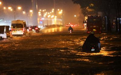 Nhiều tuyến phố ở Hà Nội ngập sau mưa lớn